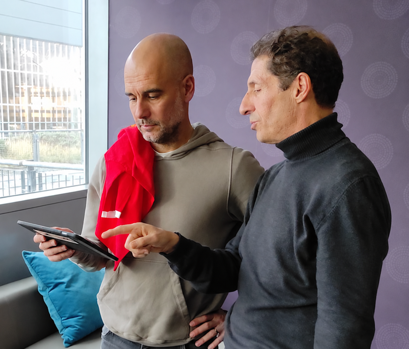 Adriano Bacconi e Pep Guardiola analizzano insieme i contenuti su un tablet